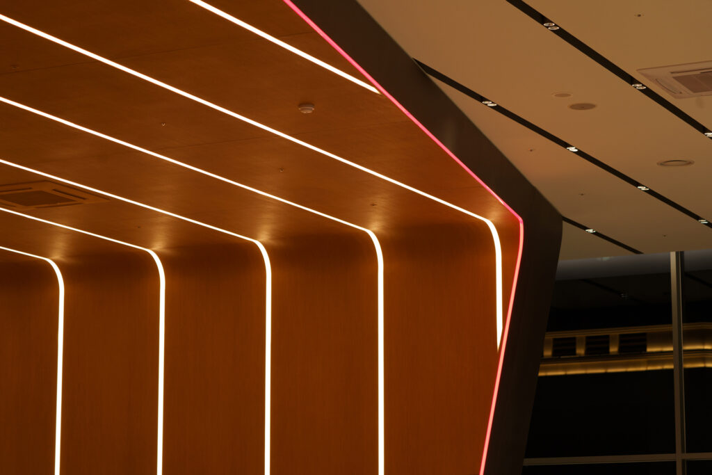 KIA’s Dongtan showroom, where the concept of Opposites United (OU) was applied to the showroom’s spatial design. © KIA