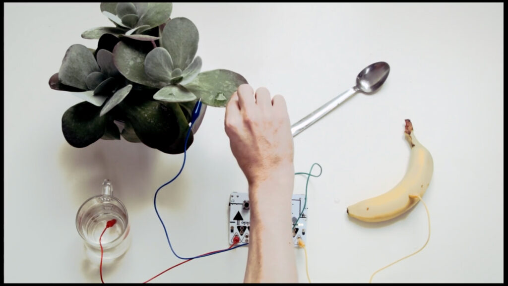 OTOTO is a musical “invention kit” that lets anyone create their own electronic instrument easily and quickly. If you connect crocodile clips connected to the OTOTO board to various conductive objects, ranging from a banana to a saucepan, the object becomes a key. You can play unique notes simply by touching objects. © Dentaku