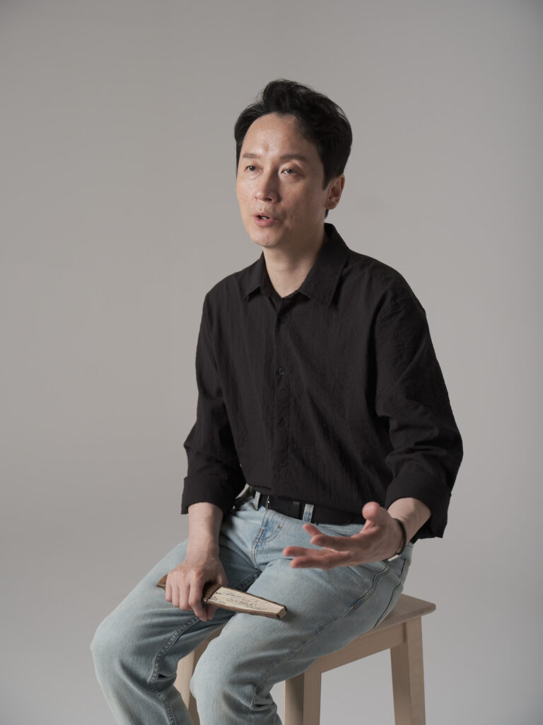 Sangkyun Kim having an interview with Kia Design Magazine © eyephones