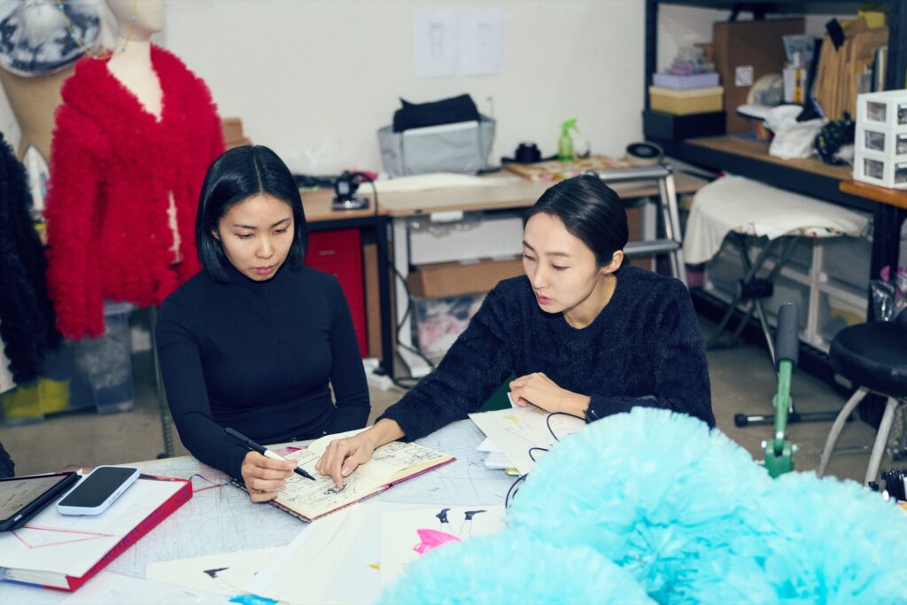 The most important keyword in the collaboration of Geometric Study is communication.
They create their work as one through clear communication.