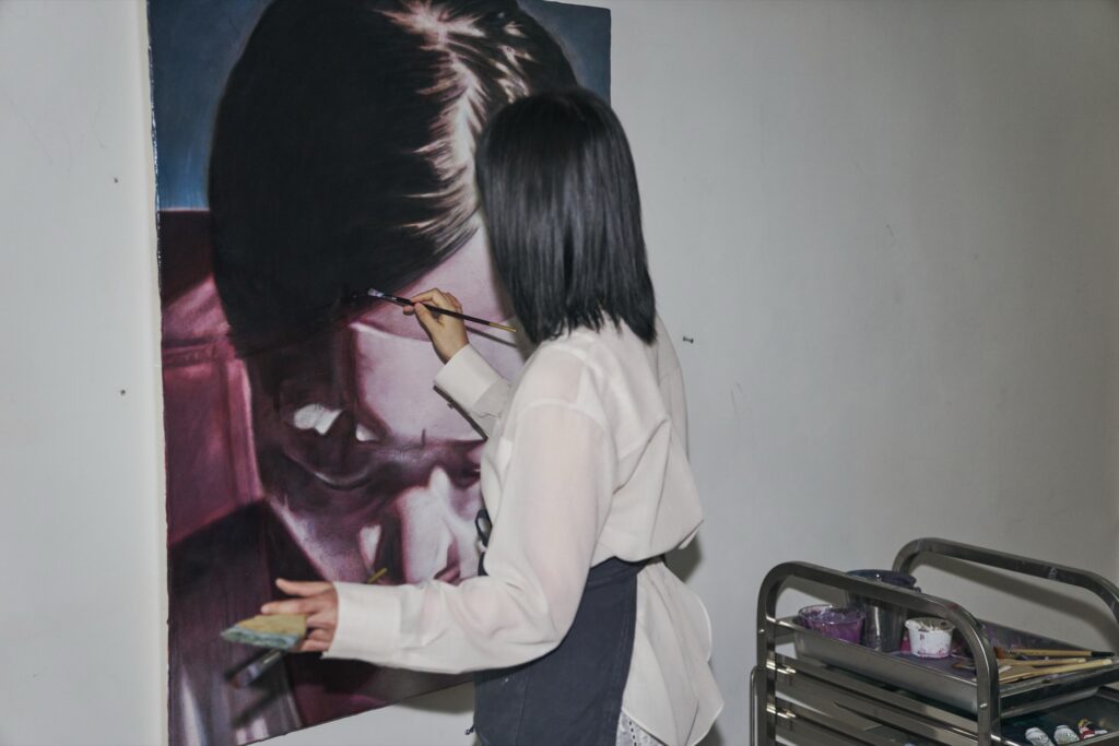 Lee Mokha constantly renews herself in the pursuit of difference.