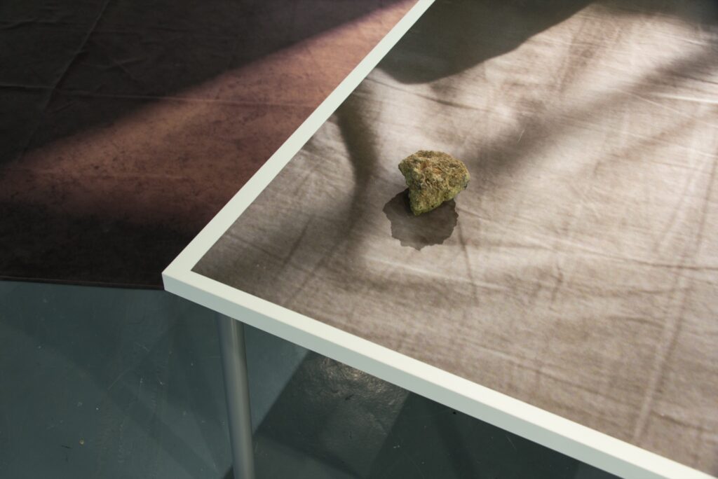 There is No Time | 2016|Solo Exhibition at Hong-ti Art Center
300 cm x 450 cm, 120 cm x 80 cm |Print on Banner, Poster, Stone, Table | 2016