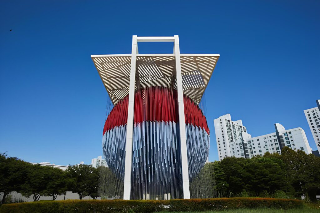 The Olympic Sculpture Park displayed monumental works that embodied the visual grandeur of its era. It marked a turning point for public art in Korea, revealing both its potential and its limitations.