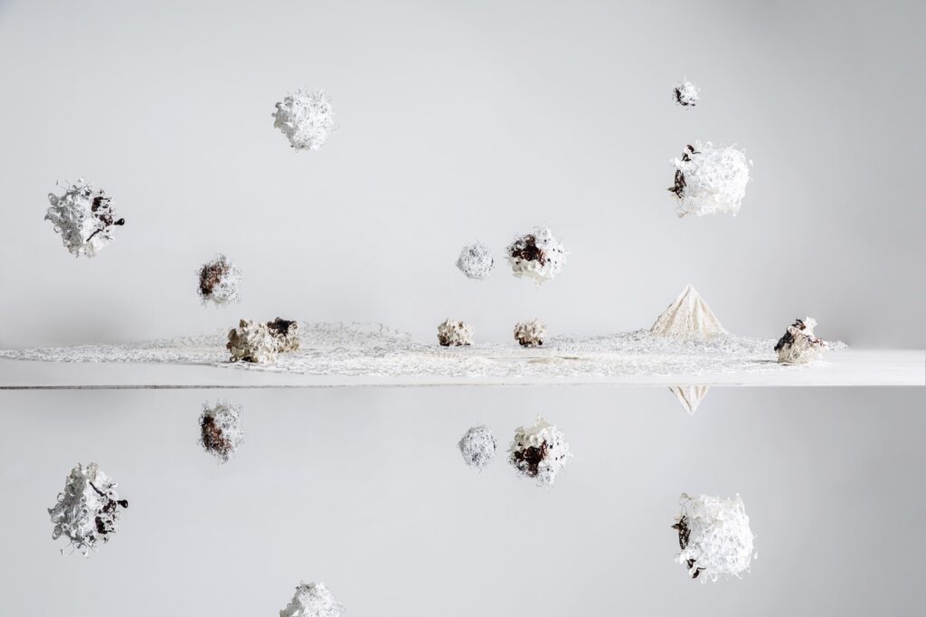 WATER CROWN: INEXORABLE INTERVAL 
Somisa crochet, lacquer, variable installation, 7 fabric pieces,
each 2,000 mm in diameter; approximately 60 sculptural objects, around 250 mm each, 2019