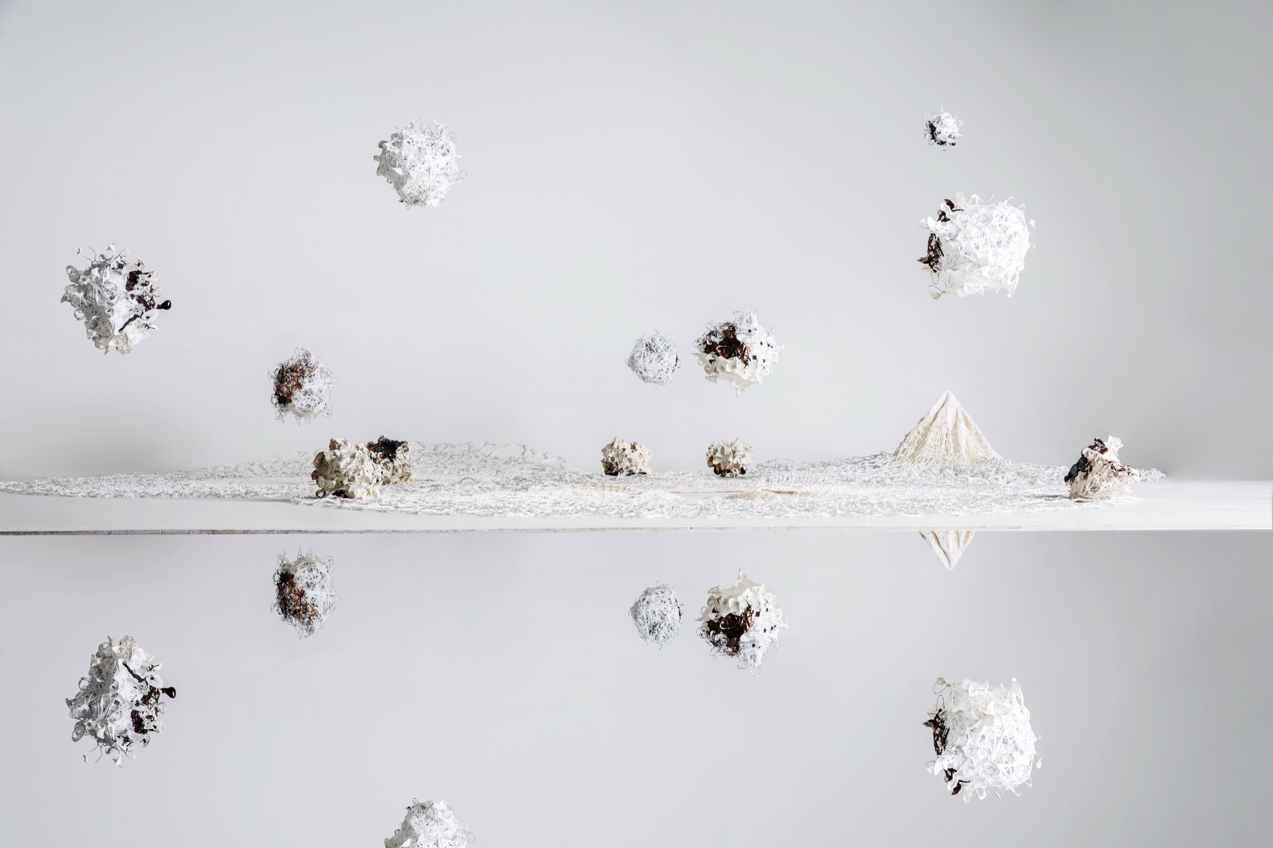 〈WATER CROWN: INEXORABLE INTERVAL〉Somisa crochet, lacquer, variable installation7 fabric pieces, each 2,000 mm in diameter; approximately 60 sculptural objects, around 250 mm each2019