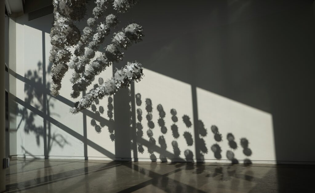 <朝雨遭遇 Jo-u-jo-u: Meeting You in the Morning Rain> Somisa three-dimensional papermaking, variable installation, 6000×600×2500 mm, 2021