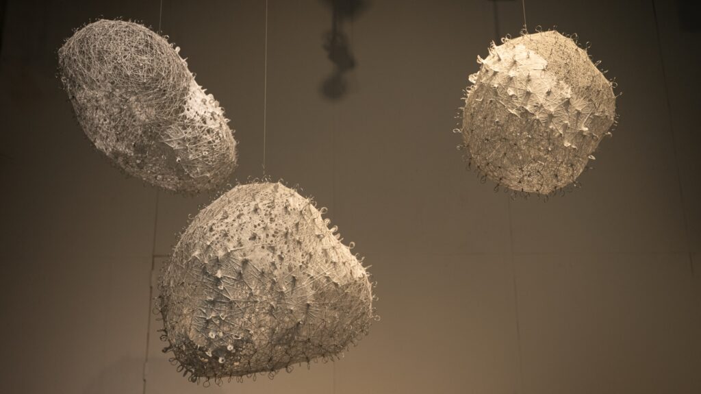 WATER CROWN: INEXORABLE INTERVAL 
Somisa crochet, lacquer, variable installation, 7 fabric pieces,
each 2,000 mm in diameter; approximately 60 sculptural objects, around 250 mm each, 2019