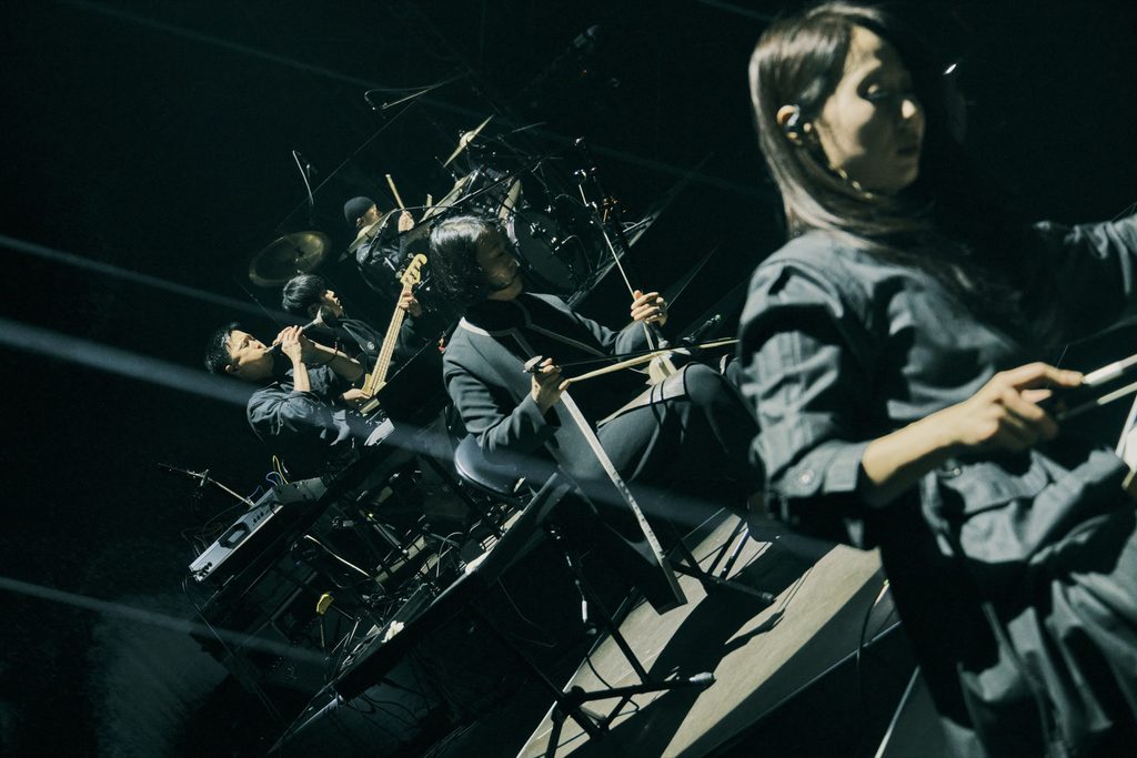Jeokbyeok is a performance inspired by the pansori epic Jeokbyeokga, reinterpreted through JAMBINAI’s distinctive sound. 
Jeokbyeok, 2026 ©Shin-joong Kim
